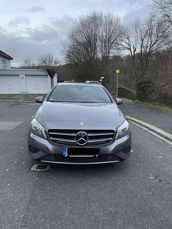 Silber Gebraucht 2015 Mercedes A180 Style Limousine | 9.999 € (Guter Preis) - Bild 1/4