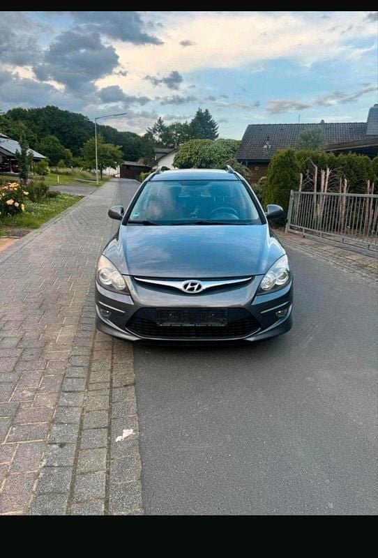 Grau Gebraucht 2011 Hyundai i30 Kombi | 2.300 € (Guter Preis) - Bild 1/4