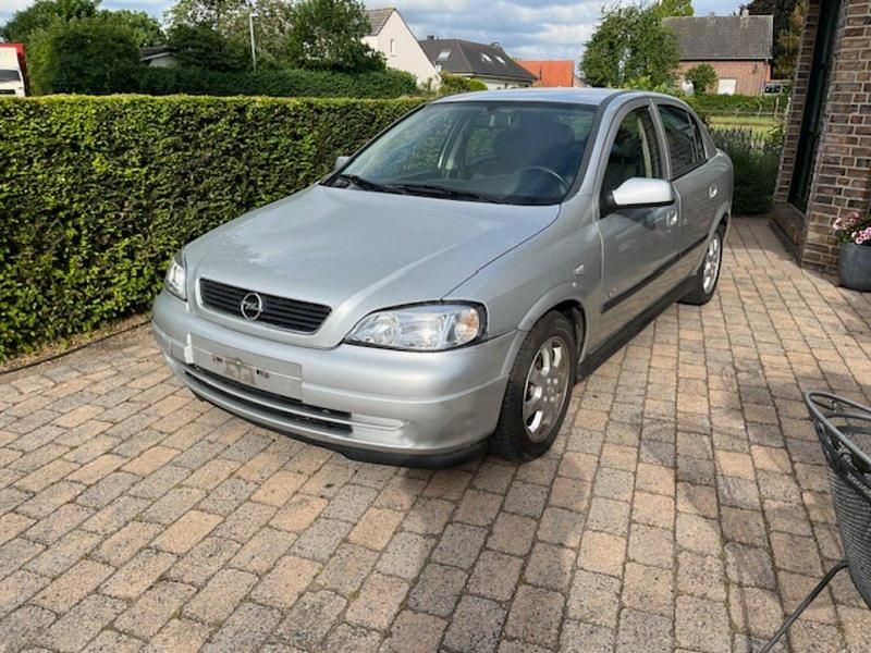 Grau Gebraucht 2003 Opel Astra Limousine | 800 € - Bild 1/4