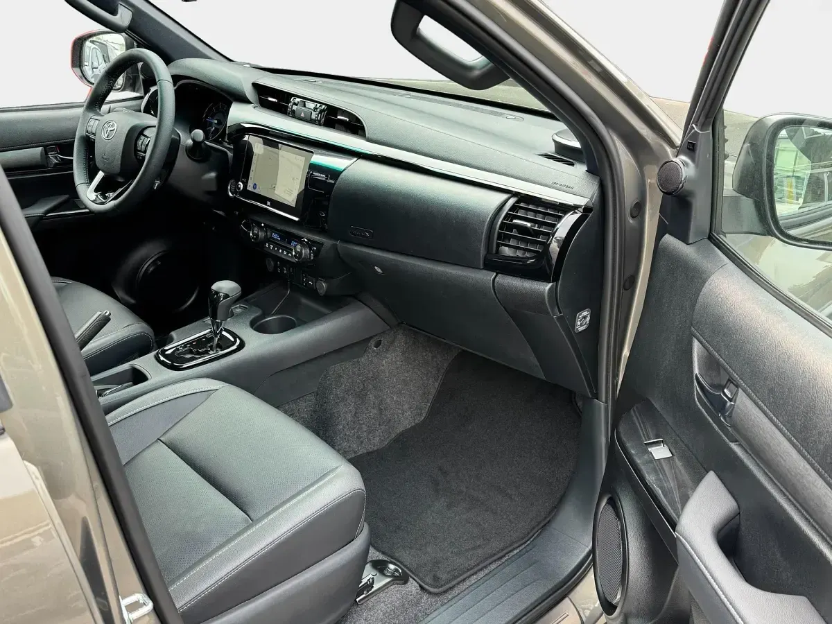 Neu Toyota HiLux 204 PS (150 kW) 2026 Silber metallic Pickup