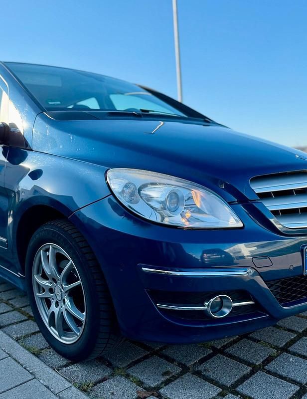Gebraucht Mercedes B180 116 PS (85 kW) 2010 Blau Van / Kleinbus