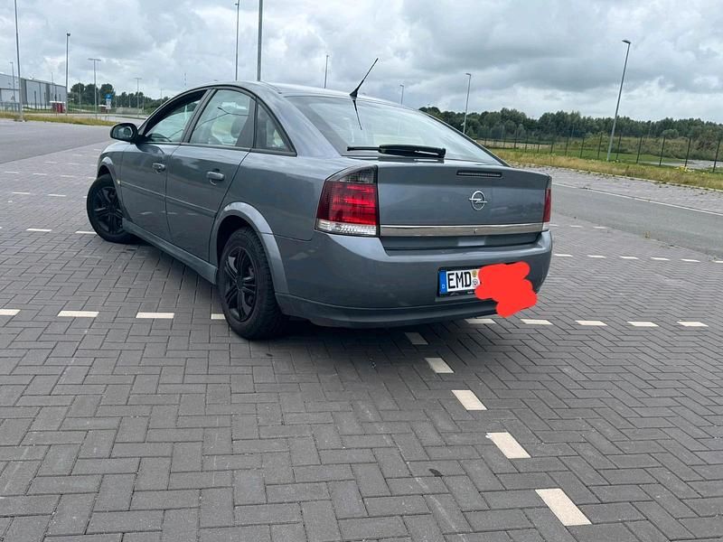 Grau Gebraucht 2005 Opel Vectra Limousine | 1.900 € - Bild 1/4