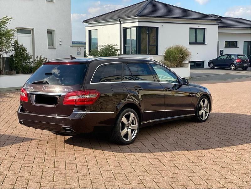 Braun Gebraucht 2011 Mercedes E350 Kombi | 6.750 € (Superpreis) - Bild 1/4