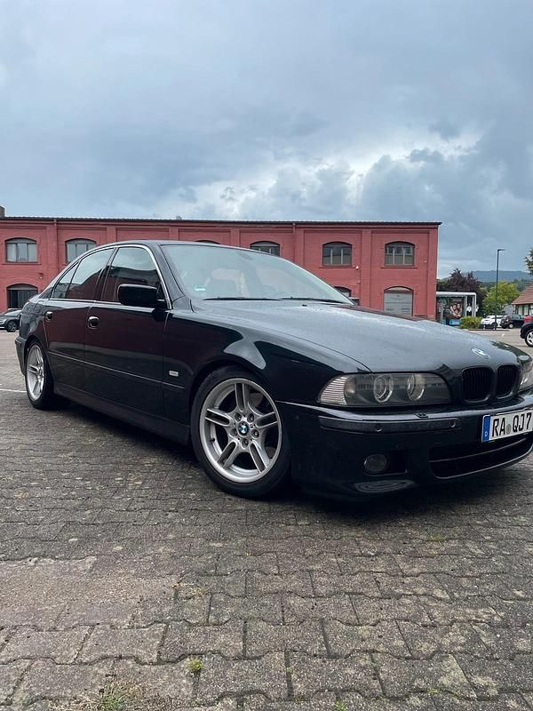 Schwarz Gebraucht 2002 BMW 530 M Sport Limousine | 8.900 € (Fairer Preis) - Bild 1/4