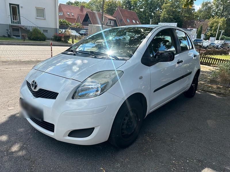 Weiß Gebraucht 2010 Toyota Yaris Kleinwagen | 2.499 € (Guter Preis) - Bild 1/4
