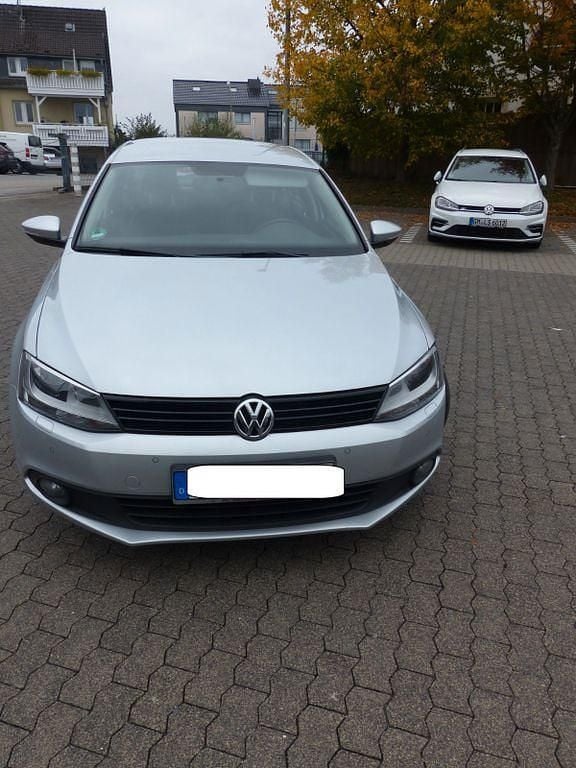 Silber Gebraucht 2012 VW Jetta Trendline Limousine | 4.390 € (Guter Preis) - Bild 1/4