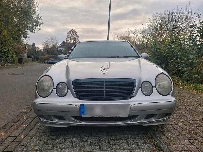 Silber Gebraucht 2000 Mercedes E220 Limousine | 3.100 € (Fairer Preis) - Bild 1/4