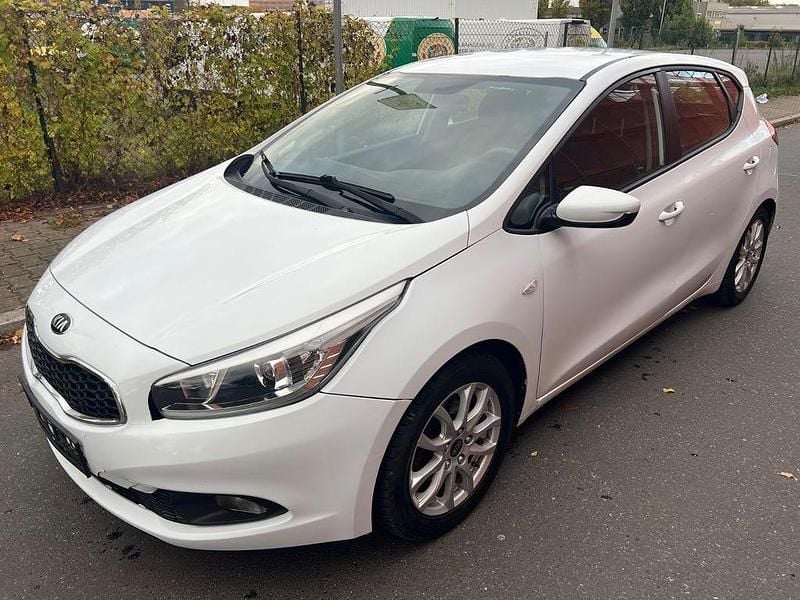 Weiß Gebraucht 2015 Kia Ceed Vision Limousine | 5.900 € (Guter Preis) - Bild 1/4