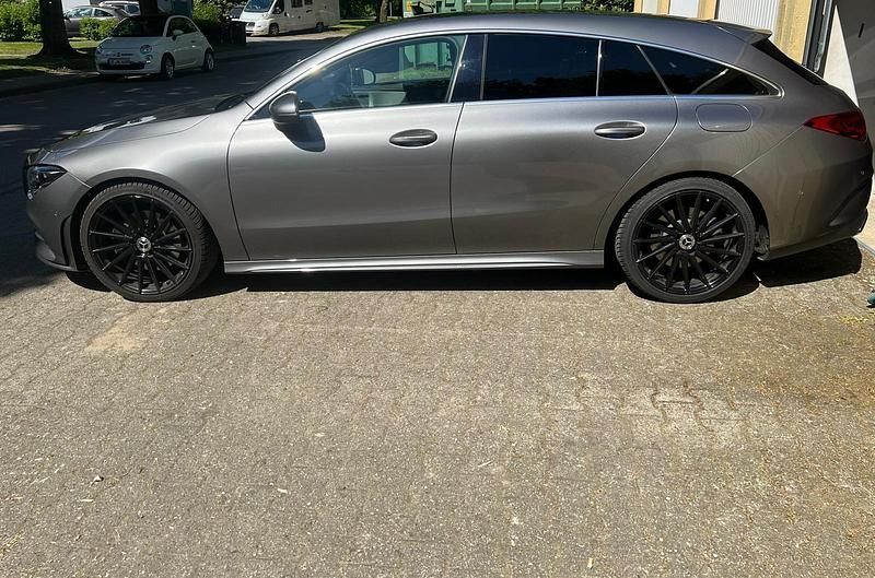 Grau Gebraucht 2019 Mercedes CLA220 Shooting Brake Kombi | 29.500 € (Teuer) - Bild 1/4
