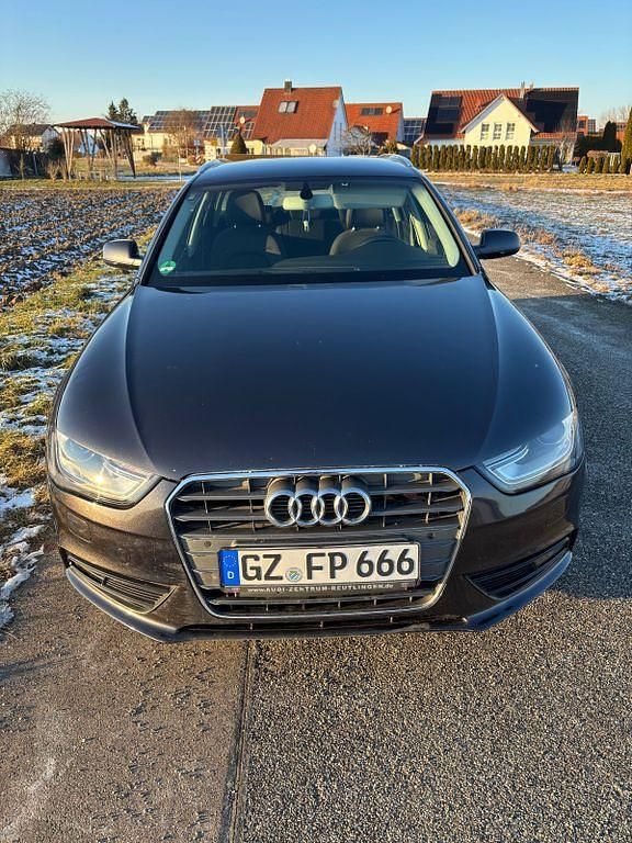 Schwarz Gebraucht 2012 Audi A4 Ambiente Kombi | 6.500 € (Guter Preis) - Bild 1/4