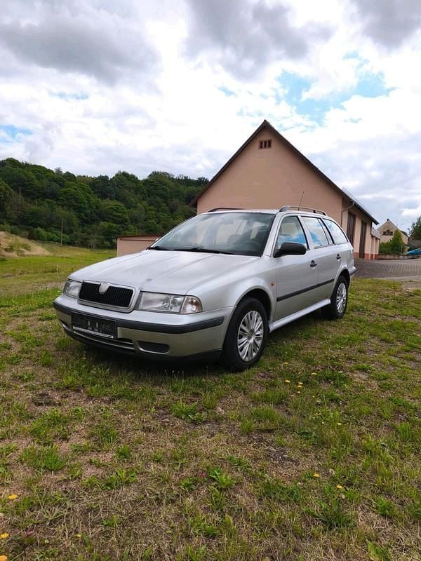 Silber Gebraucht 2000 Skoda Octavia Kombi | 1.400 € - Bild 1/4