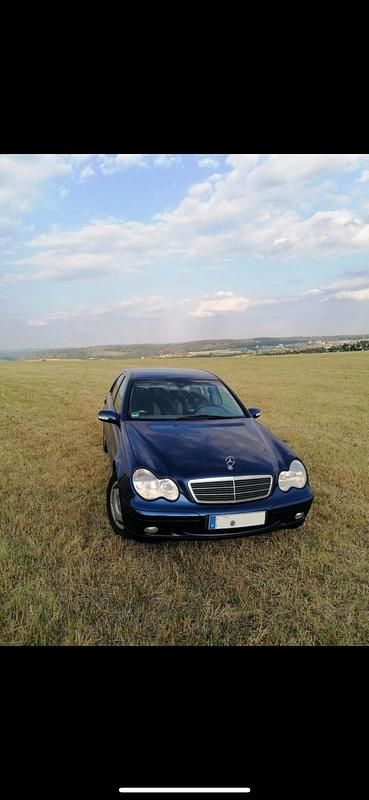 Blau Gebraucht 2002 Mercedes C200 Limousine | 1.900 € (Superpreis) - Bild 1/4