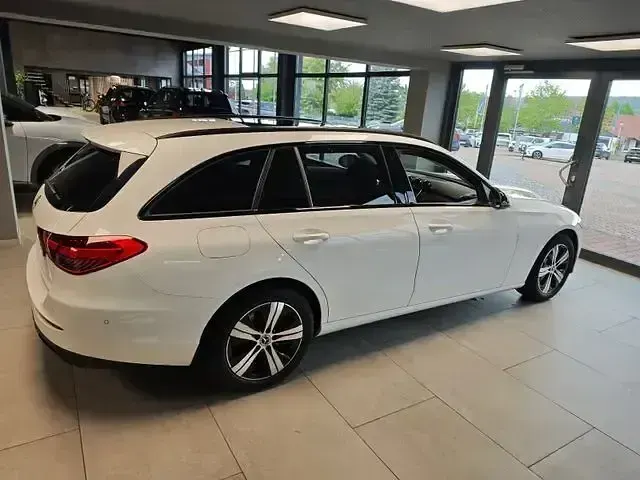 Gebraucht Mercedes C300e 313 PS (230 kW) 2023 Weiß Kombi