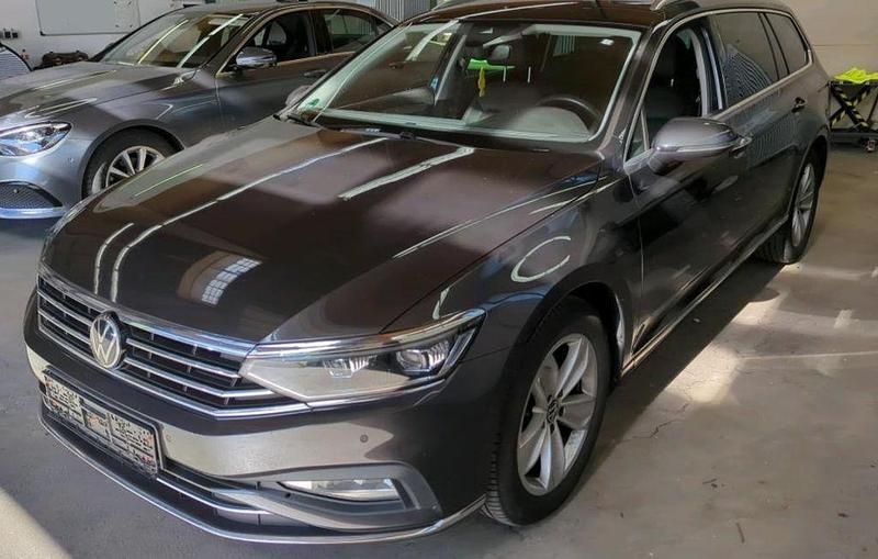 Grau Gebraucht 2022 VW Passat Elegance Limousine | 16.065 € (Etwas zu teuer) - Bild 1/4