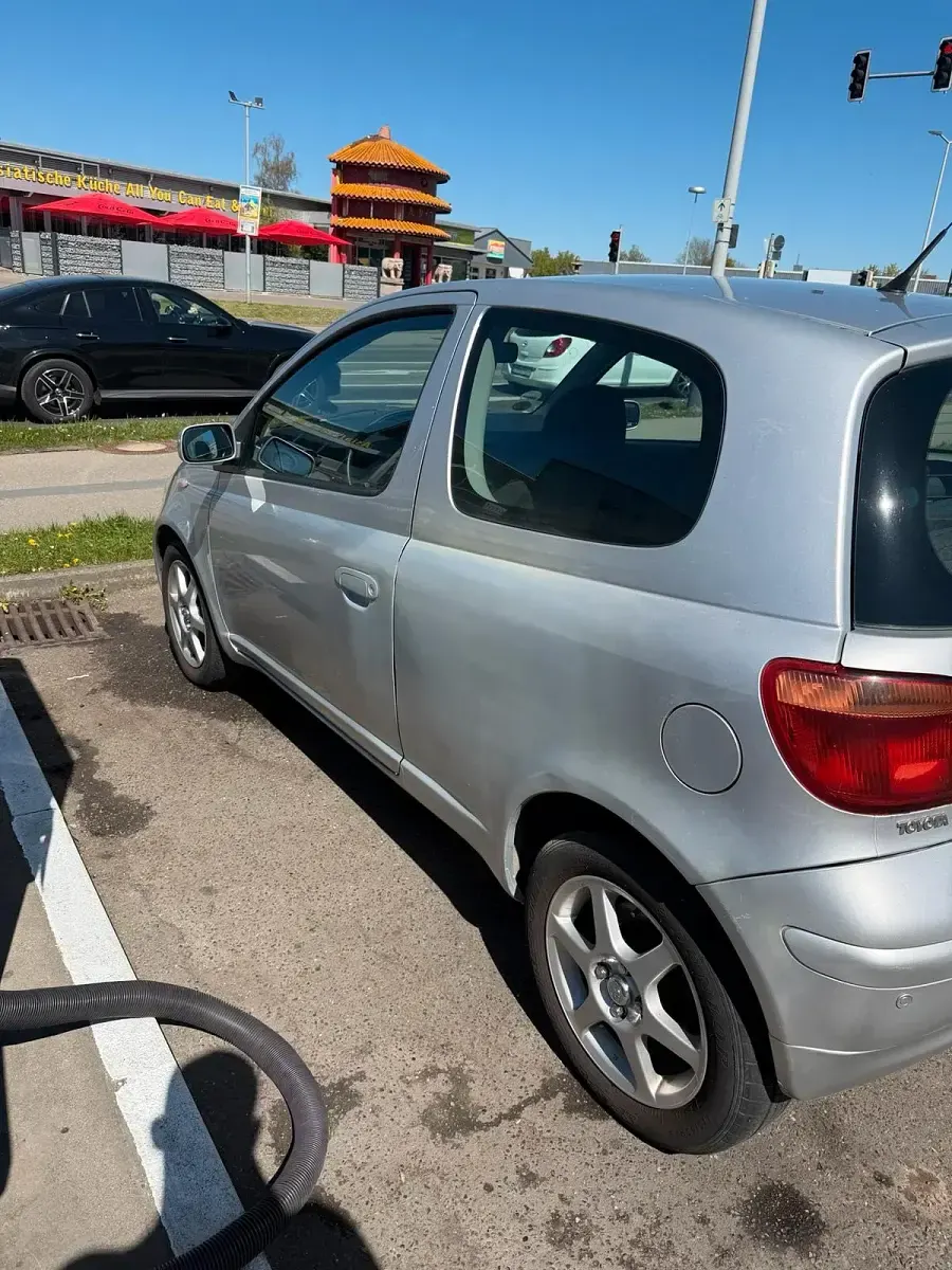 Gebraucht Toyota Yaris 65 PS (47 kW) 2003 Silber Kleinwagen