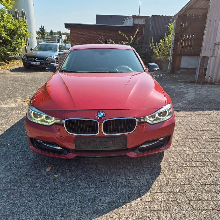 Rot Gebraucht 2012 BMW 320 Limousine | 7.800 € (Fairer Preis) - Bild 1/4