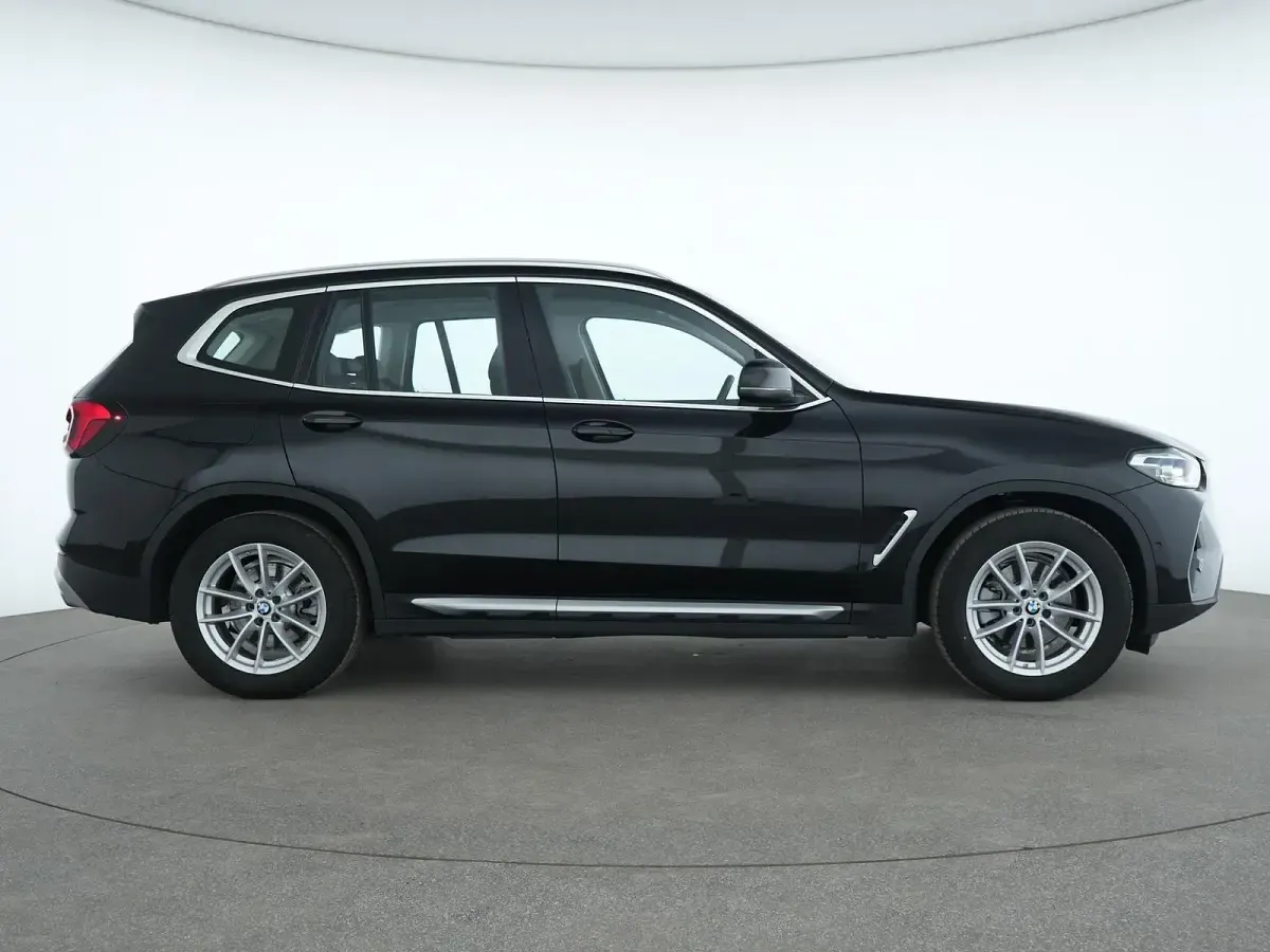 Gebraucht BMW X3 Sport Line 190 PS (139 kW) 2023 Black sapphire SUV