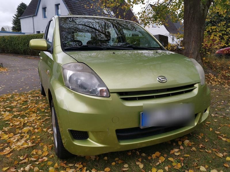 Grün Gebraucht 2009 Daihatsu Sirion Kleinwagen | 1.650 € (Fairer Preis) - Bild 1/4