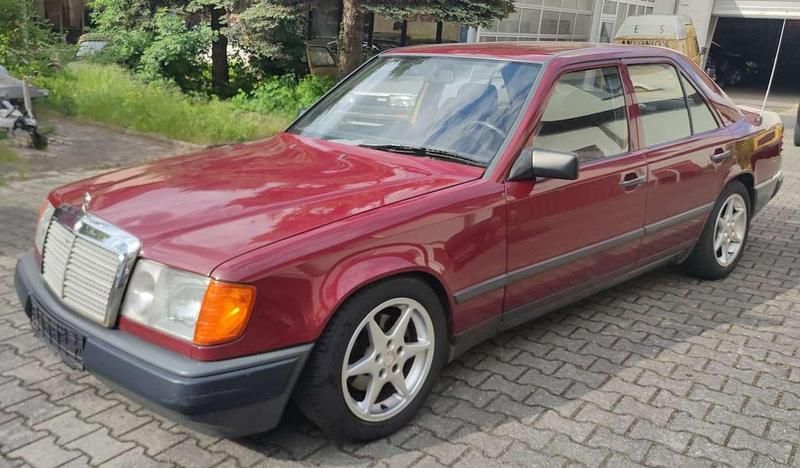 Gebraucht Mercedes E230 132 PS (97 kW) 1988 Rot Limousine