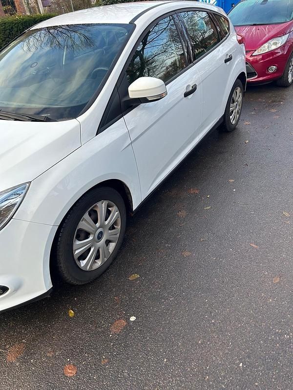 Gebraucht Ford Focus 103 PS (75 kW) 2014 Weiß Limousine