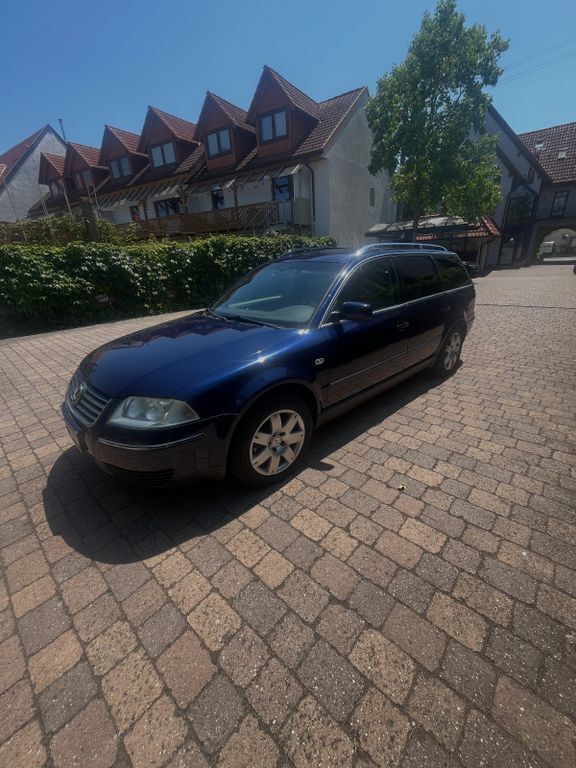 Blau Gebraucht 2001 VW Passat Highline Kombi | 1.990 € (Superpreis) - Bild 1/4