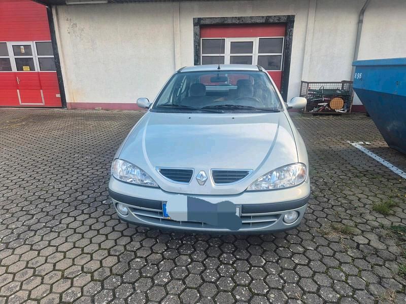 Grau Gebraucht 2000 Renault Mégane Limousine | 1.490 € (Guter Preis) - Bild 1/4