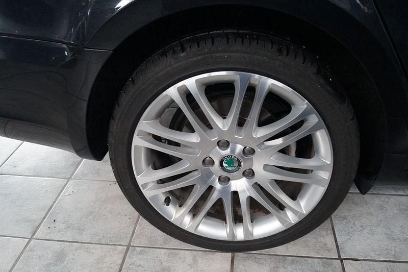 Gebraucht Skoda Superb Ambition 160 PS (117 kW) 2012 Schwarz Kombi