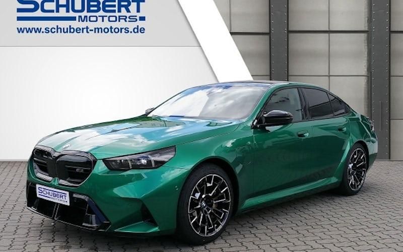 Grün Neu 2025 BMW M5 Comfort Edition Limousine | 143.900 € (Teuer) - Bild 1/4