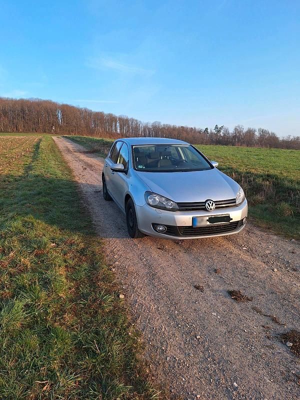 Gebraucht VW Golf VII 105 PS (77 kW) 2012 Silber Limousine