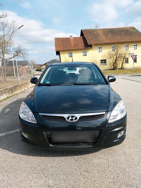 Gebraucht Hyundai i30 105 PS (77 kW) 2009 Schwarz Limousine