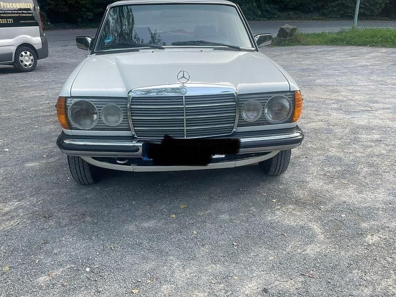 Gebraucht Mercedes 200 60 PS (44 kW) 1982 Weiß Limousine