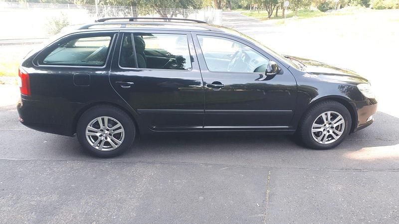 Gebraucht Skoda Octavia Ambiente 122 PS (89 kW) 2011 Schwarz Kombi