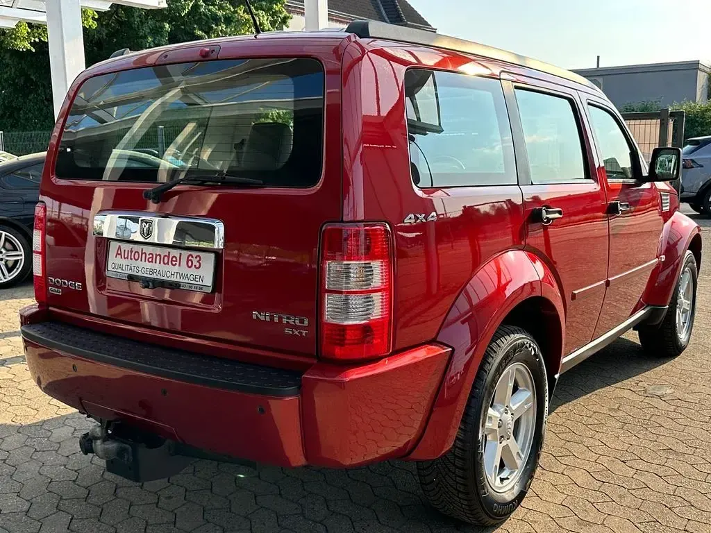 Używany Dodge Nitro SXT 177 KM (130 kW) 2010 Czerwony SUV