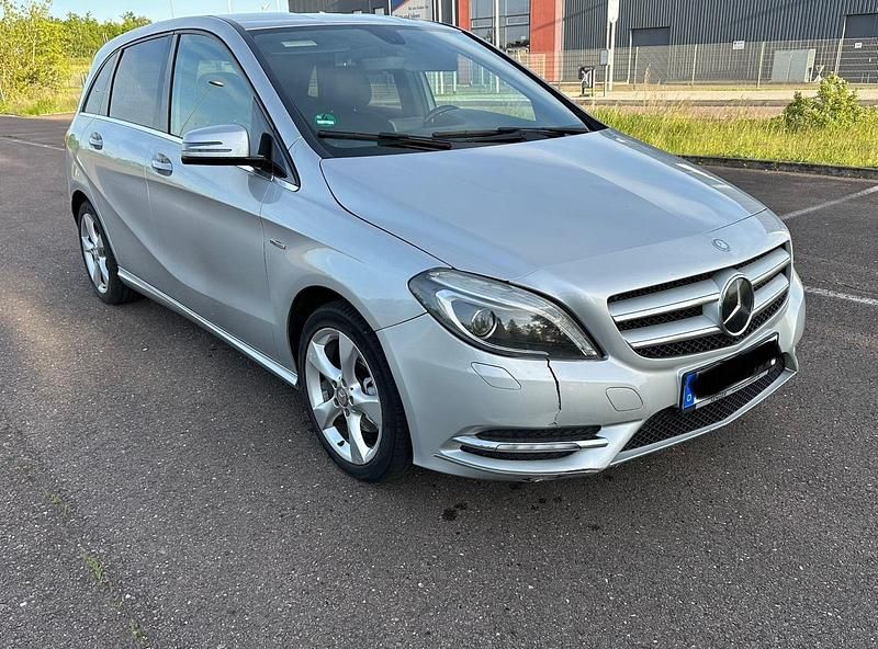 Silber Gebraucht 2011 Mercedes B180 AMG Van / Kleinbus | 3.690 € (Guter Preis) - Bild 1/4