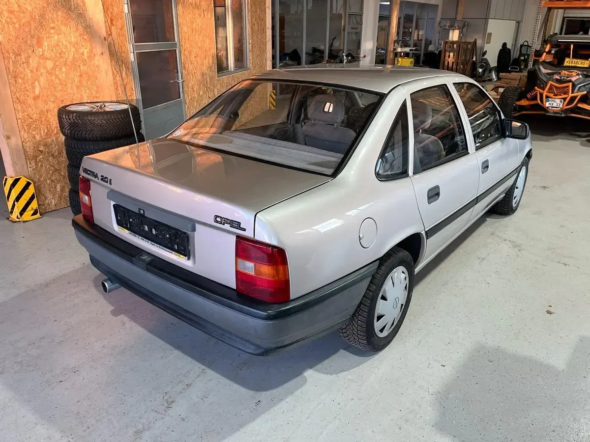 Gebraucht Opel Vectra 115 PS (84 kW) 1991 Silber Kleinwagen