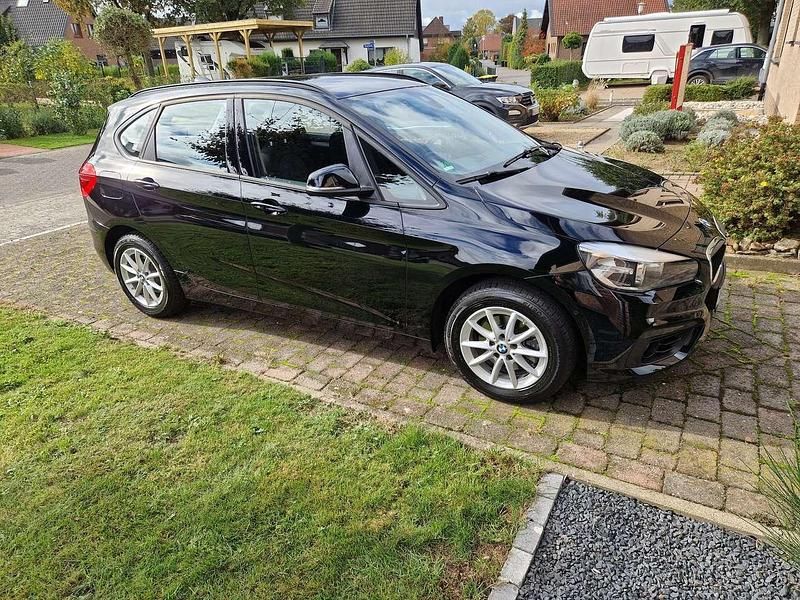 Schwarz Gebraucht 2017 BMW 218 Active Tourer Advantage Van / Kleinbus | 13.900 € (Superpreis) - Bild 1/4