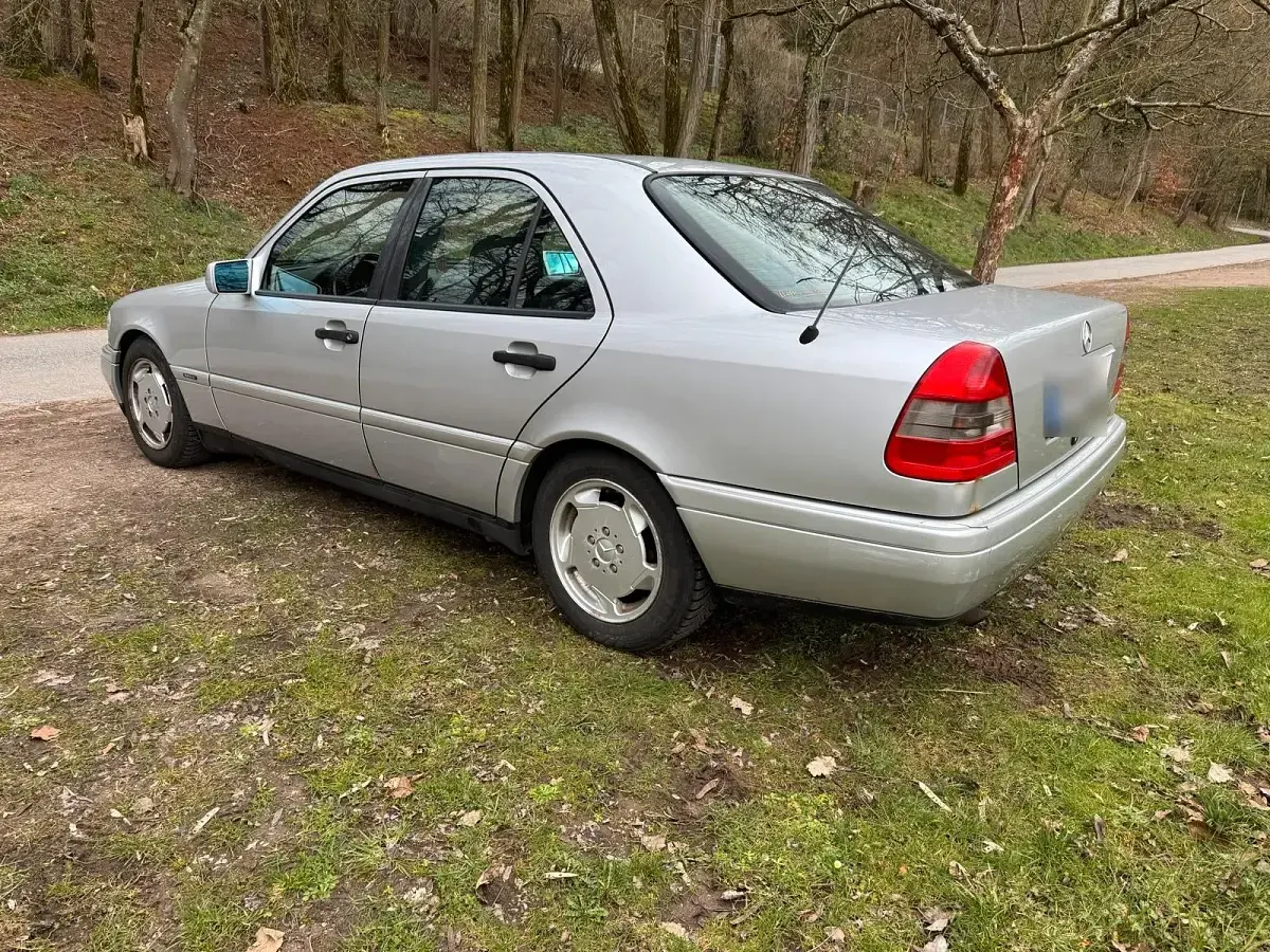 Gebraucht Mercedes C180 122 PS (89 kW) 1993 Silber Limousine