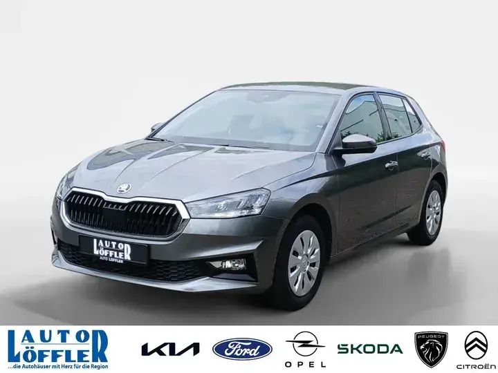 Graphitegrau (metallic) Gebraucht 2024 Skoda Fabia Selection Limousine | 18.297 € (Guter Preis) - Bild 1/4