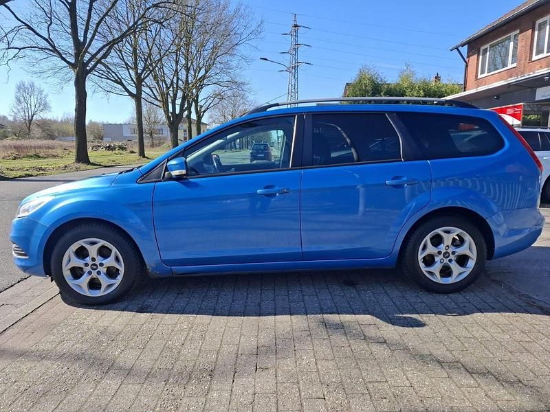 Gebraucht Ford Focus Style 101 PS (74 kW) 2010 Blau Kombi