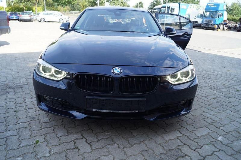 Blau Gebraucht 2011 BMW 328 Luxury Line Limousine | 11.500 € (Fairer Preis) - Bild 1/4