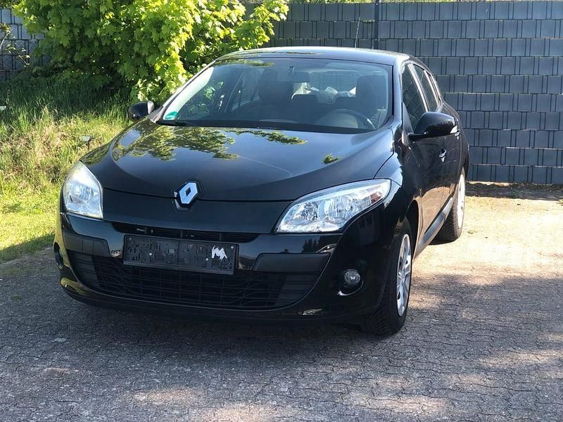 Schwarz Gebraucht 2010 Renault Mégane III Expression Limousine | 5.500 € (Etwas zu teuer) - Bild 1/4