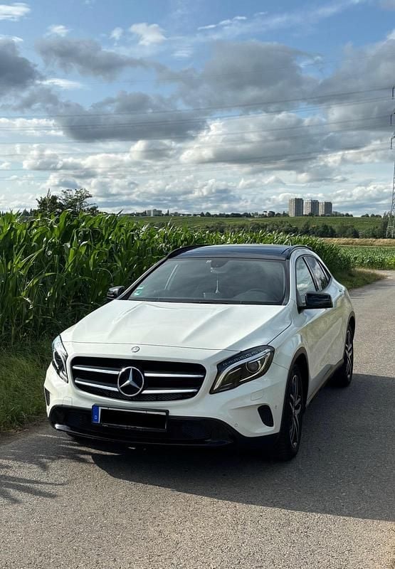 Weiß Gebraucht 2014 Mercedes GLA200 SUV | 15.500 € (Fairer Preis) - Bild 1/4