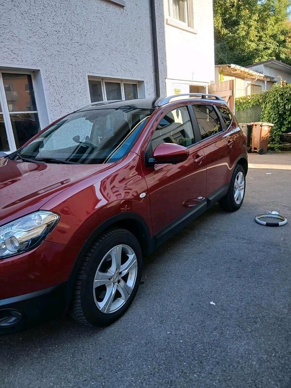Rot Gebraucht 2012 Nissan Qashqai +2 SUV | 12.300 € (Teuer) - Bild 1/4