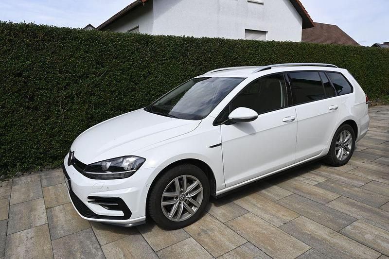 Weiß Gebraucht 2019 VW Golf VII Comfortline Kombi | 20.500 € (Etwas zu teuer) - Bild 1/4