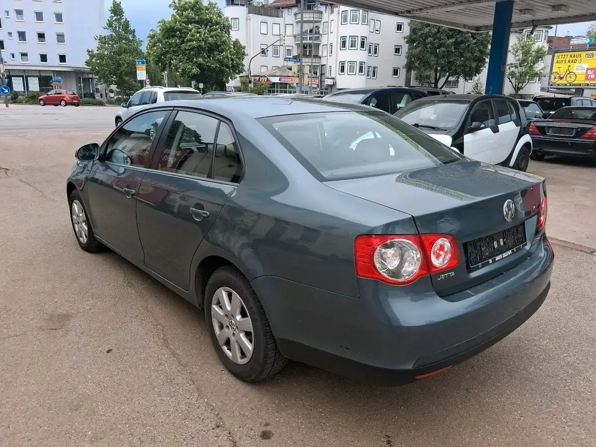 Gebraucht VW Jetta 102 PS (75 kW) 2006 Grün Limousine