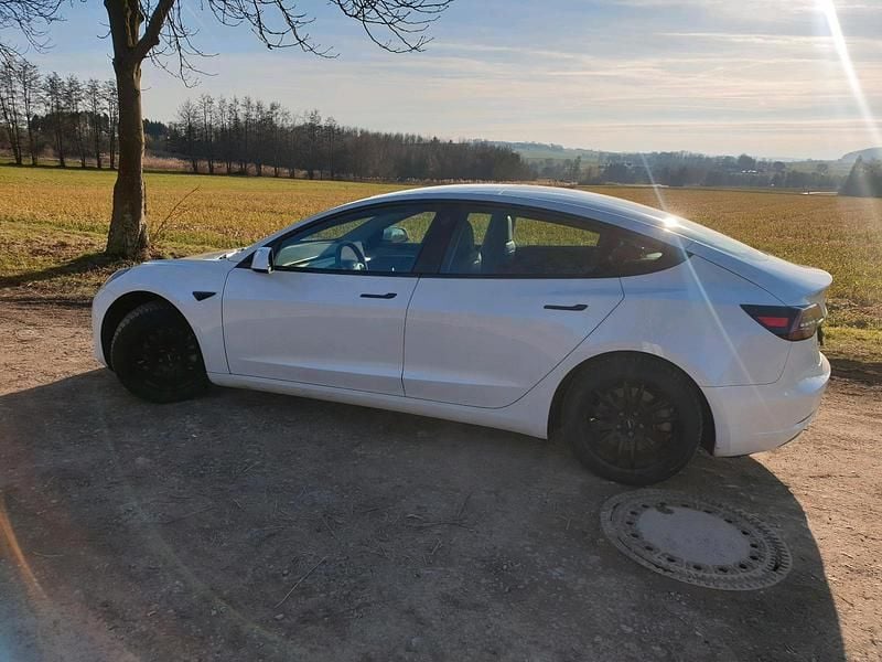 Weiß Gebraucht 2023 Tesla Model 3 Limousine | 29.999 € (Fairer Preis) - Bild 1/4
