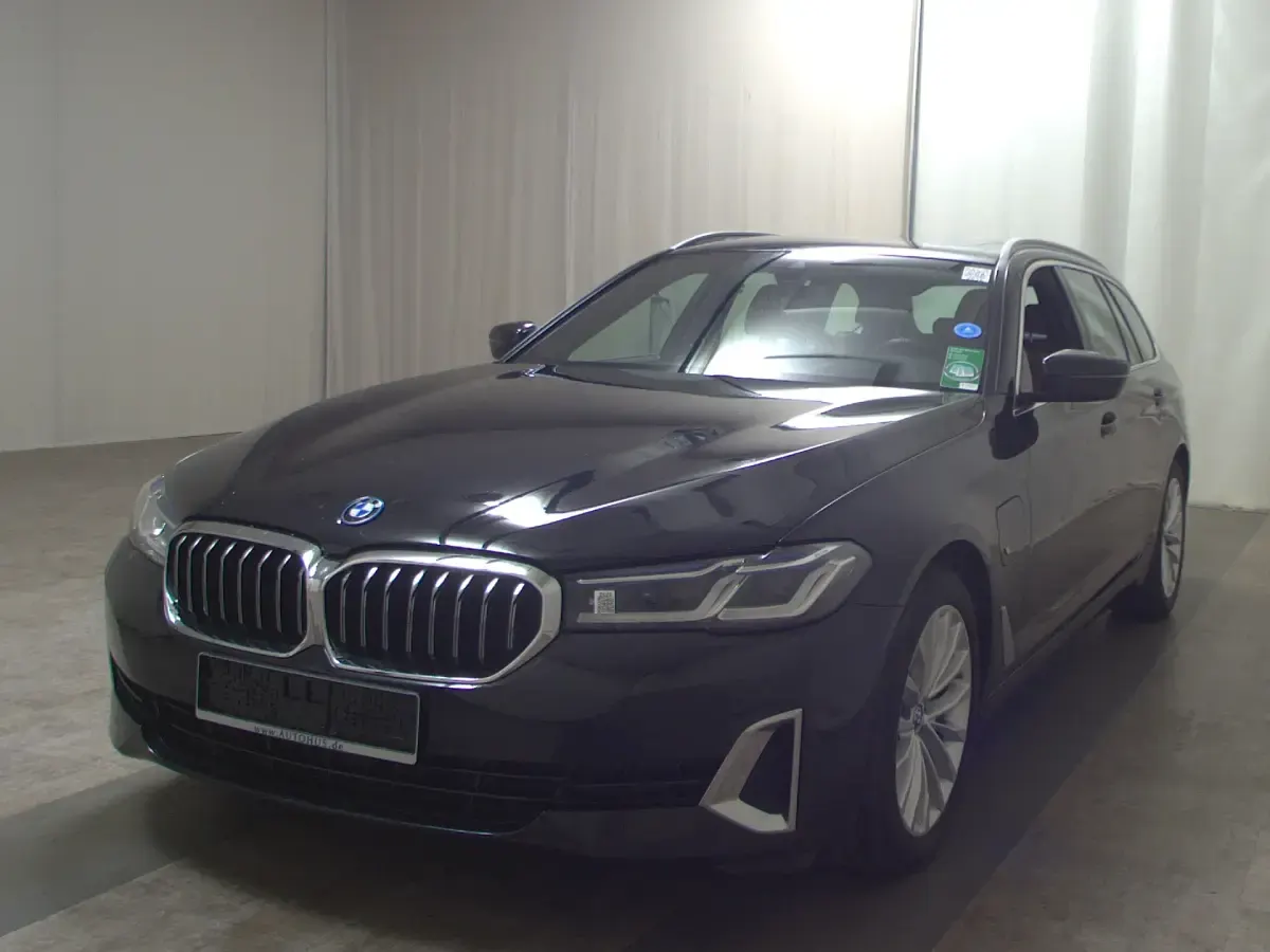 Gebraucht BMW 530e Luxury Line 292 PS (214 kW) 2023 Schwarz metallic Kombi