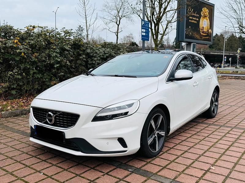 Weiß Gebraucht 2017 Volvo V40 R-Design Kombi | 11.450 € (Fairer Preis) - Bild 1/4