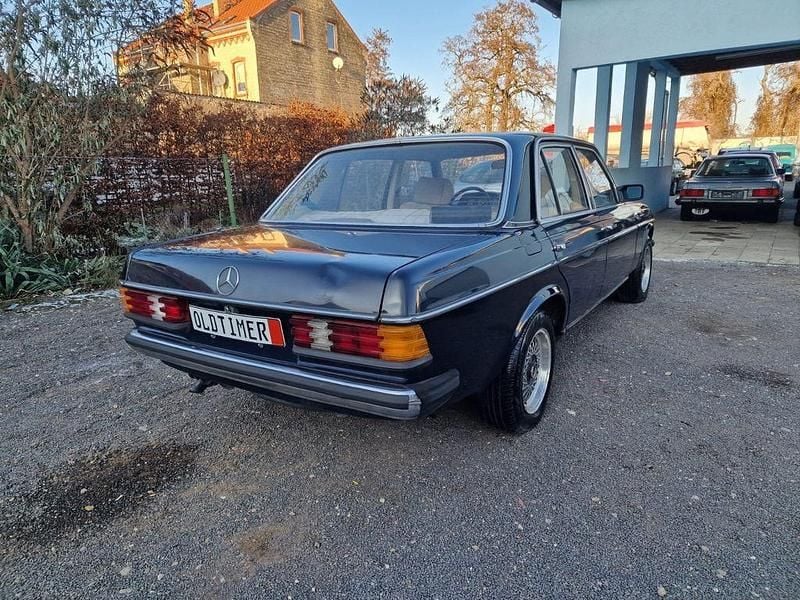 Gebraucht Mercedes E230 136 PS (100 kW) 1981 Blau Limousine