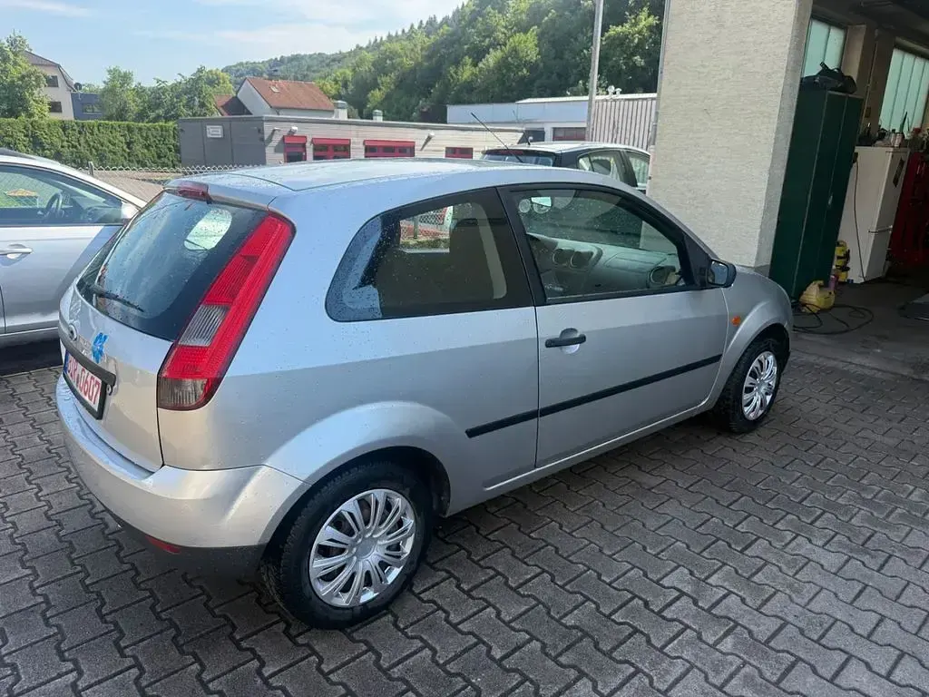 Gebraucht Ford Fiesta 60 PS (44 kW) 2003 Silber Kleinwagen